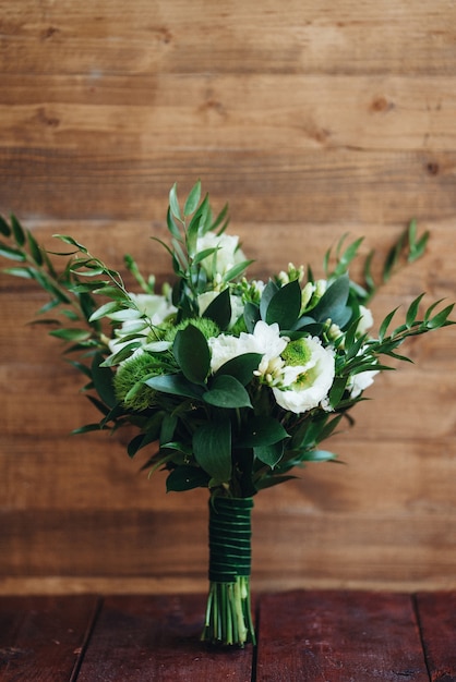 Foto elegante ramo de boda de flores frescas naturales y vegetación.