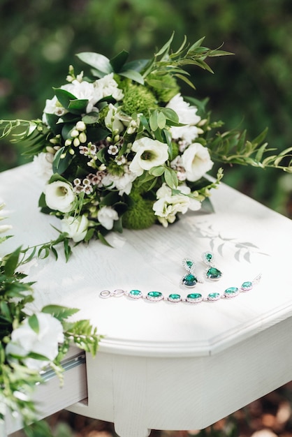 Elegante ramo de boda de flores frescas naturales y vegetación.