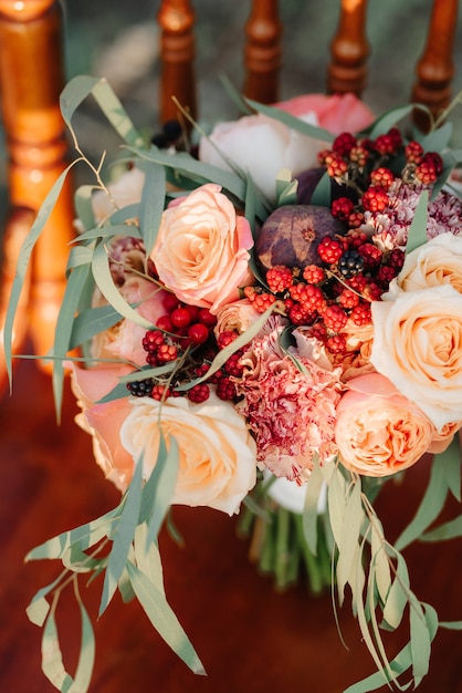 Elegante ramo de boda de flores frescas naturales y vegetación.