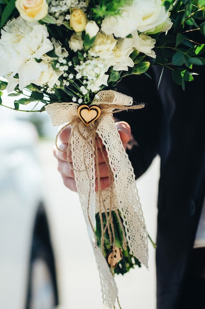 Elegante ramo de boda de flores frescas naturales y vegetación.