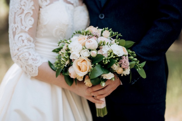 Elegante ramo de boda de flores frescas naturales y vegetación.