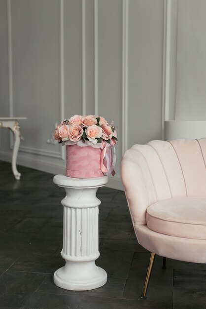 Elegante ramo de flores rosas en una caja redonda de terciopelo rosa