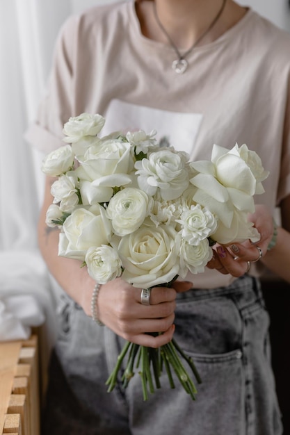 Elegante ramo de novia blanco con dianthus de rosas ranunculus