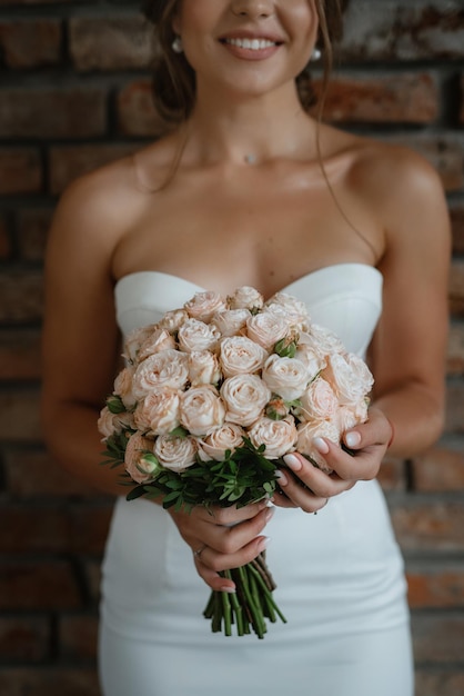 Elegante ramo de novia de flores naturales frescas y vegetación.