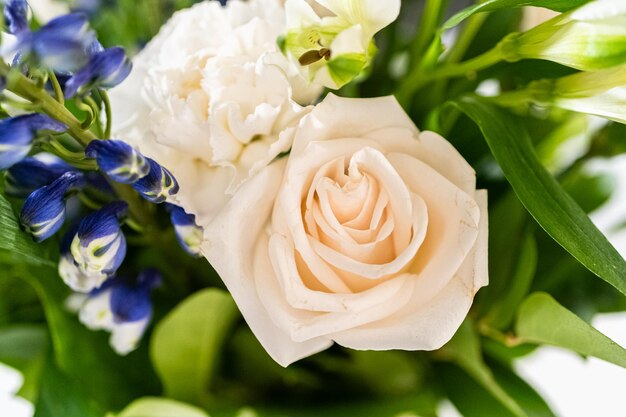 Foto un elegante ramo de rosas blancas adorna un hermoso jarrón