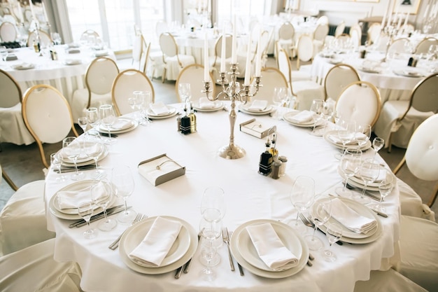 Elegante recepción de boda arreglo de mesa blanca restaurante candelabro en la mesa Platos tenedores y vasosx9