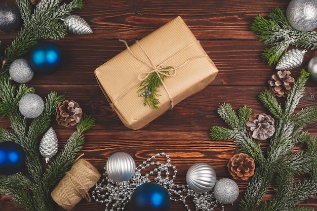 Elegante regalo de Navidad decorado con cinta sobre fondo de madera