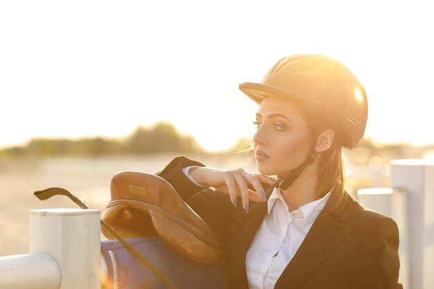 Elegante Reiterin im Helm mit Peitsche
