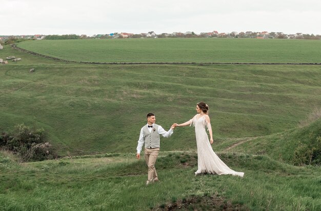 Elegante retrato feliz recién casados novios bailando