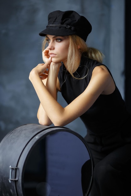 Elegante retrato de una joven atractiva con apariencia europea