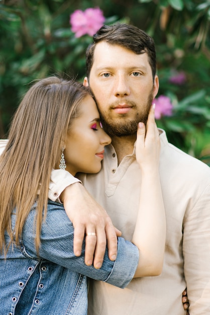 Elegante retrato de una pareja romántica en el amor.