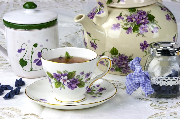 Elegante Retro-Teetasse auf dem Tisch