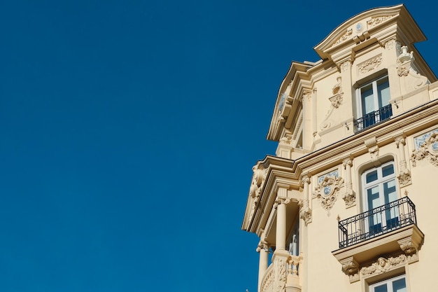 Elegante rincón de elegante edificio barroco con ventanas y balcón en el centro de Madrid España