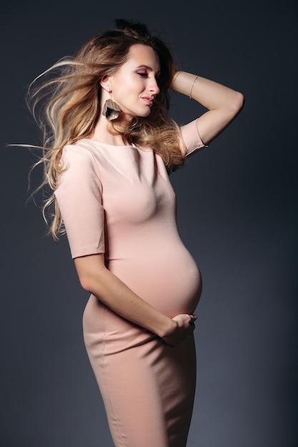 Elegante rubia sensual esperando un bebé
