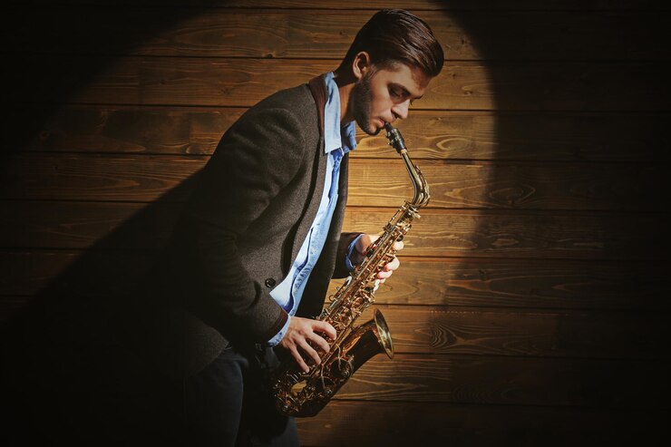 Foto elegante saxofonista toca jazz sobre fondo de madera