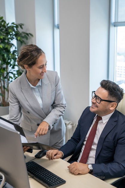 Elegante Sekretärin Beratung mit ihrem Chef im Büro