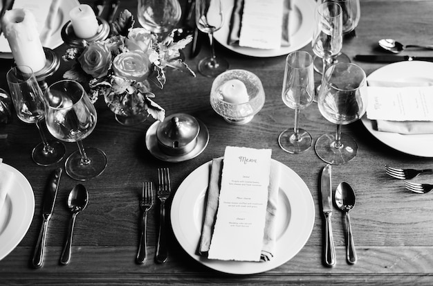 Elegante servicio de mesa de restaurante para la recepción con tarjeta de menú