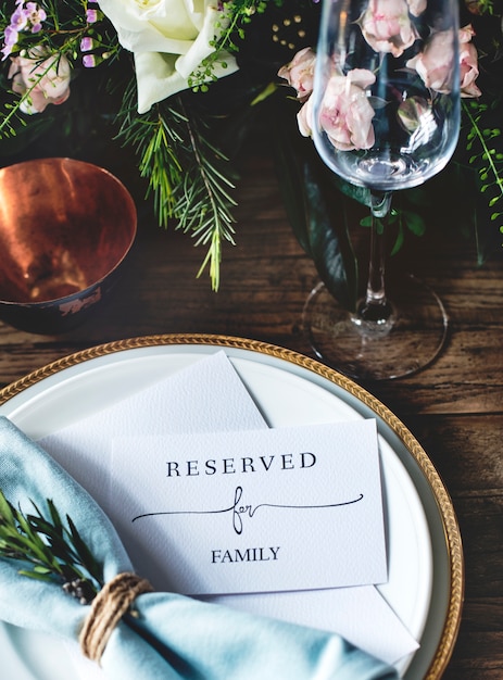 Elegante servicio de mesa de restaurante para recepción con tarjeta reservada