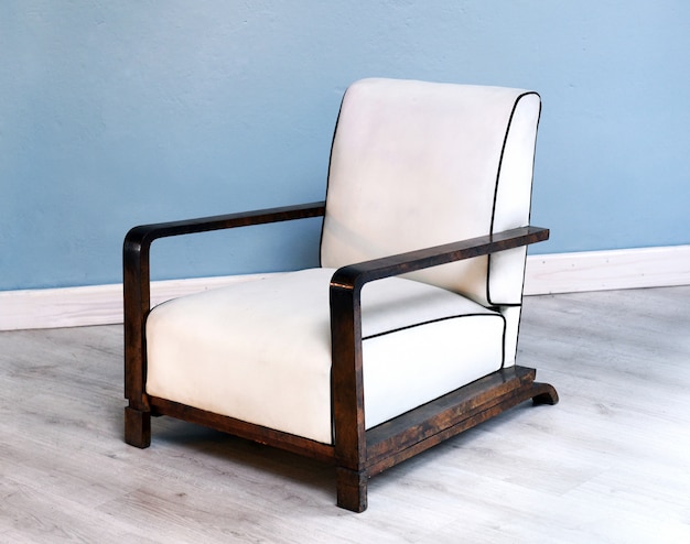 Elegante silla art deco blanca