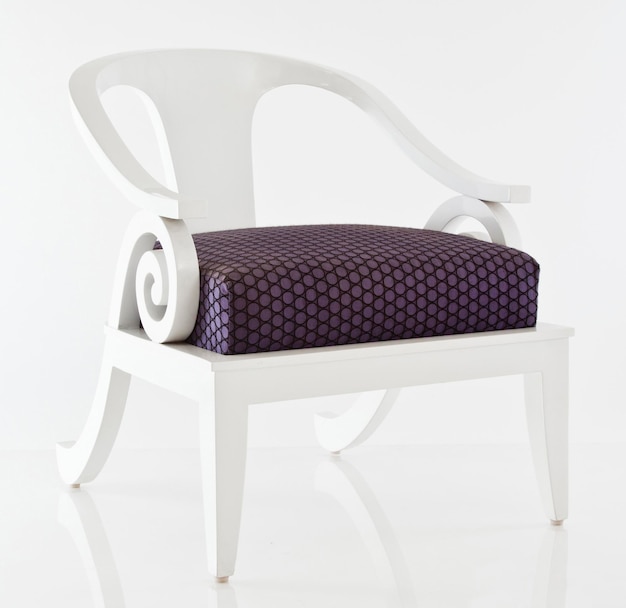 Elegante sillón blanco con diseño de remolino y cojín púrpura