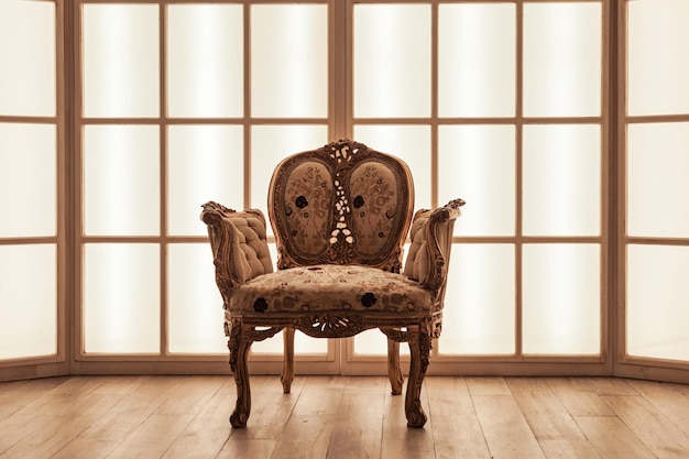 Elegante sillón retro vintage gris oscuro contra una gran ventana de luz en la habitación Interior de loft de fondo foto simulada con silla