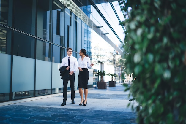 Foto elegante sprechende mitarbeiter auf der straße