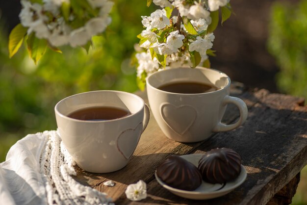 Elegante Tasse Spitze Tischdecke Teekanne Holztisch Outdoor Frühstück Picknick Brunch Frühlingsstimmung