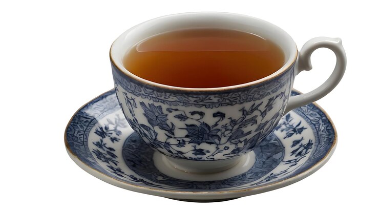 Elegante Tasse Tee auf einer Untertasse mit Blumenmuster