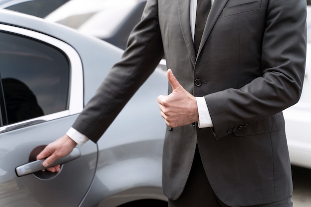 Elegante taxista masculino fantasiado