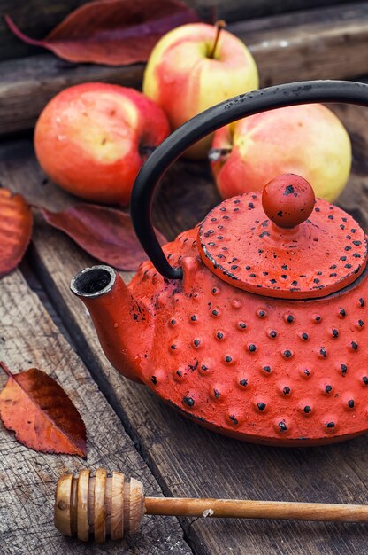 Elegante tetera y una manzana