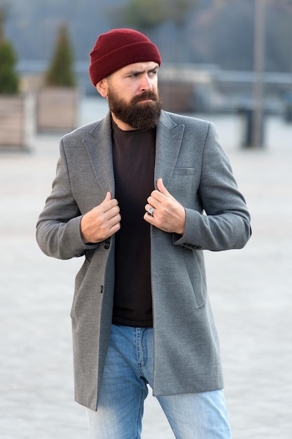 Elegante traje moderno sombrero accesorio brillante Traje Hipster Elegante atuendo casual para la temporada de otoño e invierno Ropa de hombre y concepto de moda masculina Hombre barbudo hipster elegante abrigo y sombrero de moda