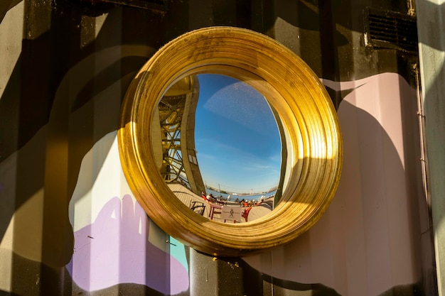Elegante ventana de ojo de buey en un café costero de estilo industrial