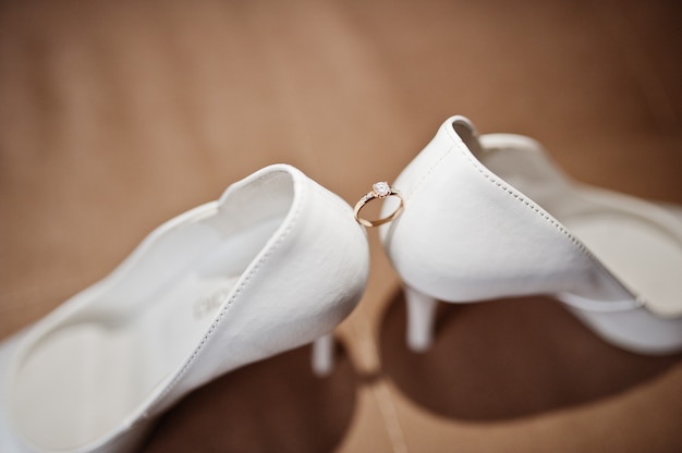 Elegante weiße Hochzeitsschuhe am Brautmorgen.