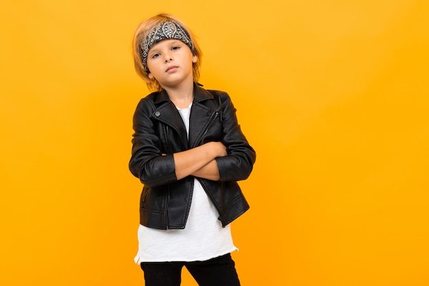 El elegante yoyung con chaqueta negra y camiseta blanca se pone las manos en el pecho