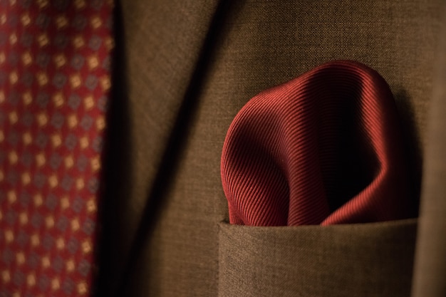Eleganter Anzug und rote Krawatte