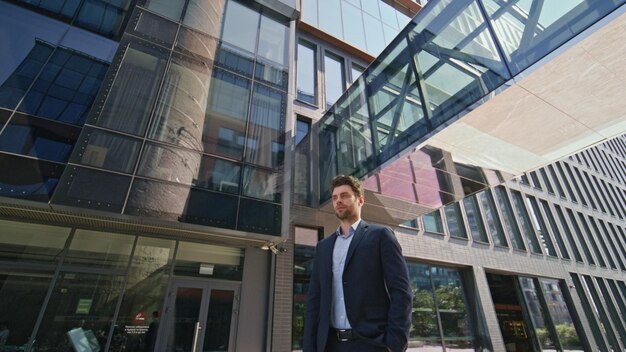 Eleganter Banker posiert im städtischen Geschäftsviertel. Zoom in Nahaufnahme, hübscher Geschäftsführer.