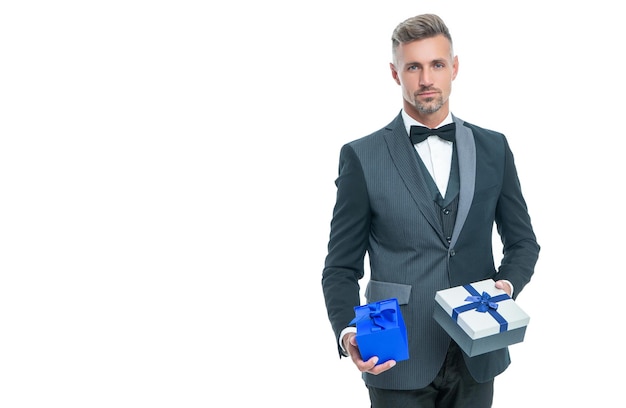 Eleganter grauhaariger Mann mit Geschenkbox isoliert auf weißem Einkauf