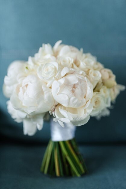 Eleganter hochzeitsstrauß aus frischen naturblumen und grün