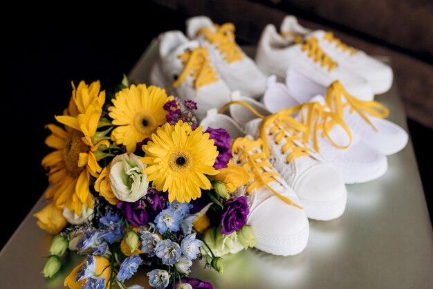 Eleganter Hochzeitsstrauß aus frischen Naturblumen und Grün