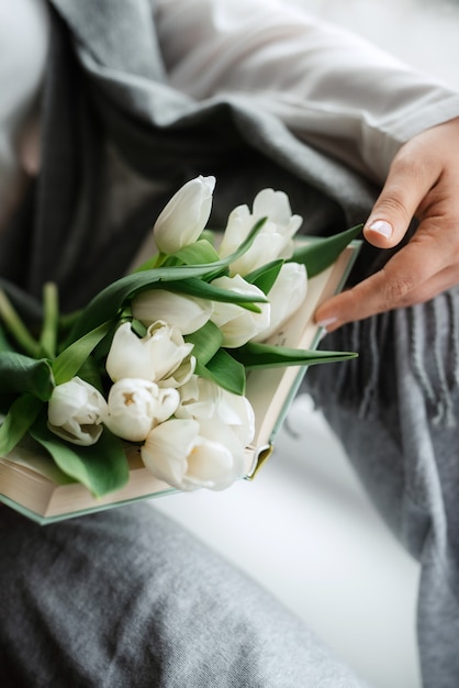 Eleganter Hochzeitsstrauß aus frischen Naturblumen und Grün