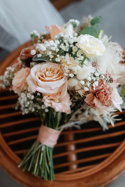 Foto eleganter hochzeitsstrauß aus frischen naturblumen und viel grün