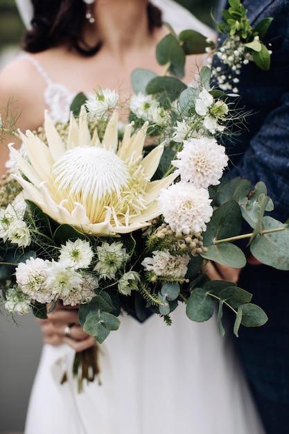 Eleganter Hochzeitsstrauß aus weißen Protea-Blüten