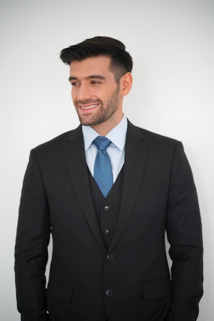 Eleganter junger kaukasischer gutaussehender Mann auf weißem Hintergrund Studiomodeporträt