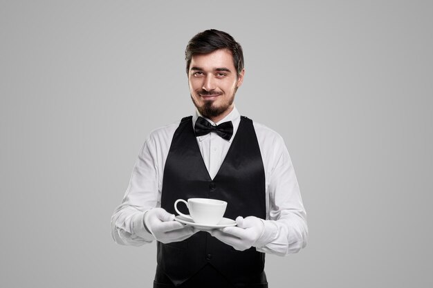 Eleganter Kellner mit Tasse Kaffee