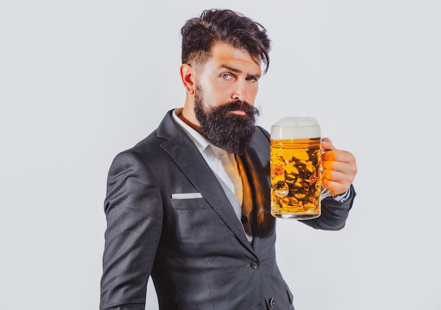 Eleganter Mann, der Bier trinkt Brauer, der Glas mit Bier hält