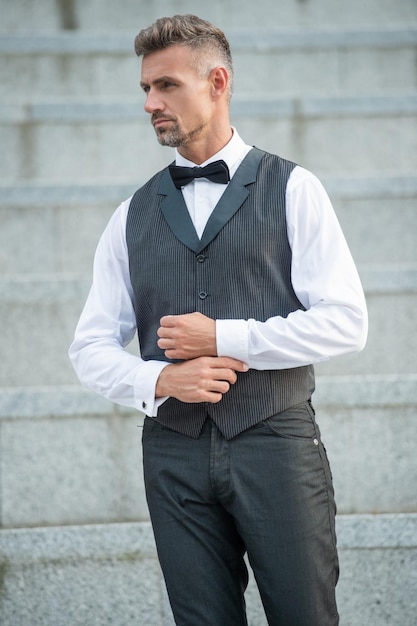 eleganter Mann in Anzug, grauer Mann in Formal, Smoking, Bräutigam