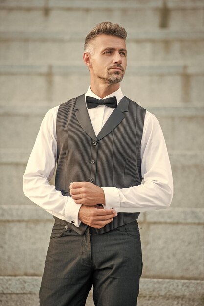 eleganter Mann mit Fliege, Luxus, grauer Mann in Formal, Smoking, Bräutigam
