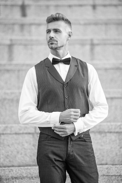 eleganter Mann mit Fliege, Luxus, grauer Mann in Formal, Smoking, Bräutigam