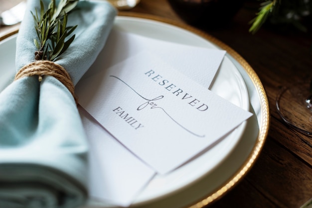 Eleganter Restaurant-Gedeck für die Rezeption mit reservierter Karte