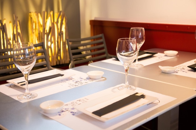 Eleganter Restauranttisch mit Besteck, Geschirr und Gläsern.